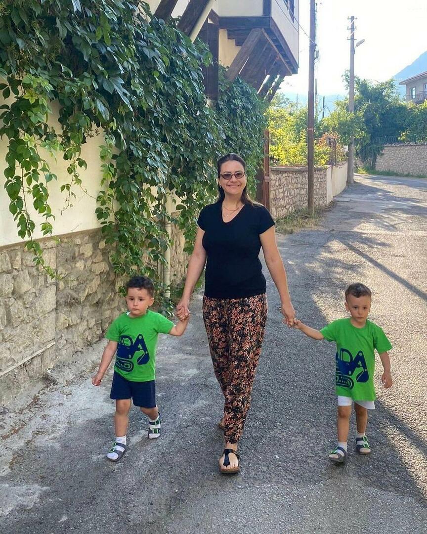 Η Ezgi Sertel κάνει διακοπές με τους γιους της
