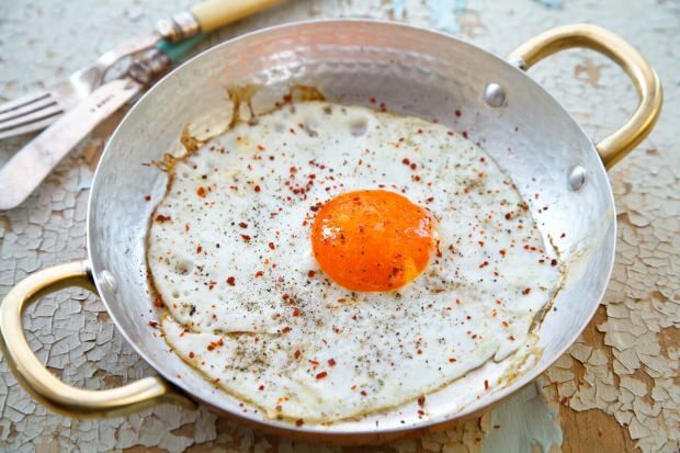 Αυγό σε μια κατσαρόλα