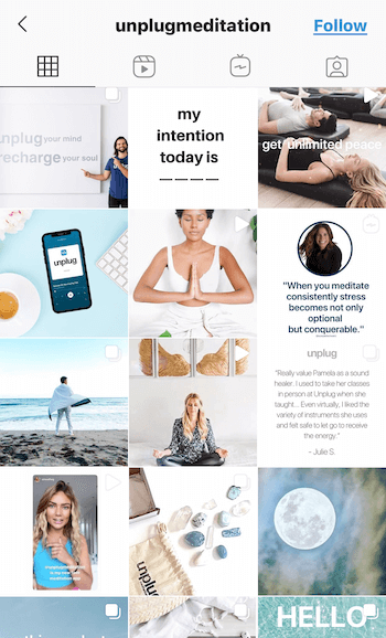 παράδειγμα στιγμιότυπου οθόνης της ροής @unplugmeditation instagram που δείχνει αποσπάσματα, προϊόντα και άτομα σε διάφορες πόζες φαρμάκων σε ελαφριά μπλε, μαυρίσματα και λευκά για την προώθηση της χαλάρωσης και της ειρήνης