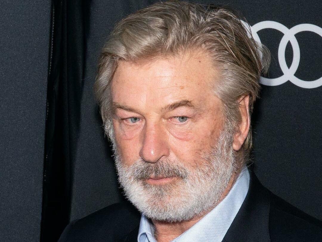 Ο Alec Baldwin, που ήταν ο δολοφόνος στα γυρίσματα του Rust, μήνυσε το κινηματογραφικό συνεργείο του Rust!