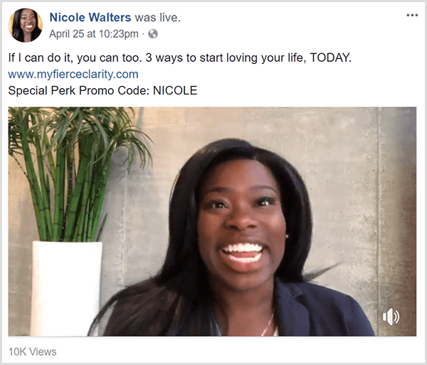 Η Nicole Walters μοιράζεται ένα ζωντανό βίντεο στο Facebook που προωθεί το μάθημά της Fierce Clarity. Εμφανίζεται με ρούχα επιχειρήσεων μπροστά από έναν ουδέτερο τοίχο και ένα ψηλό μπαμπού φυτό σε μια λευκή γλάστρα.