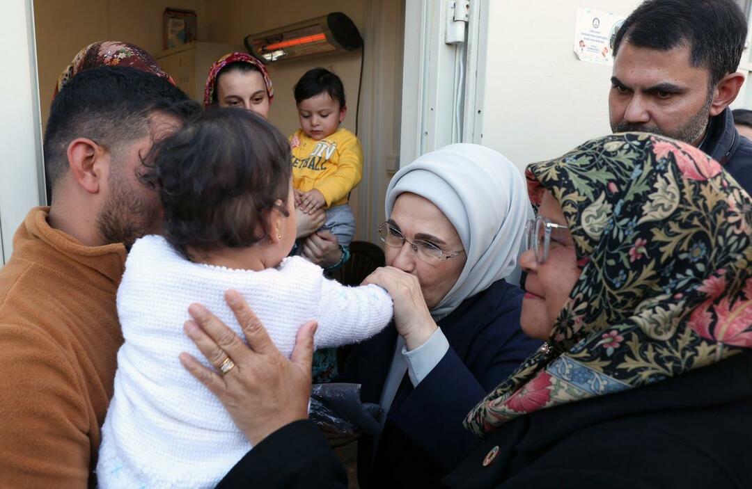 Η Εμινέ Ερντογάν επισκέφθηκε τις οικογένειες των σεισμών