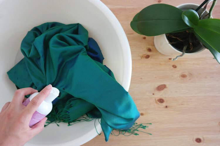 Πώς να καθαρίσετε τα σάλια μεταξιού / κασκόλ στο σπίτι;