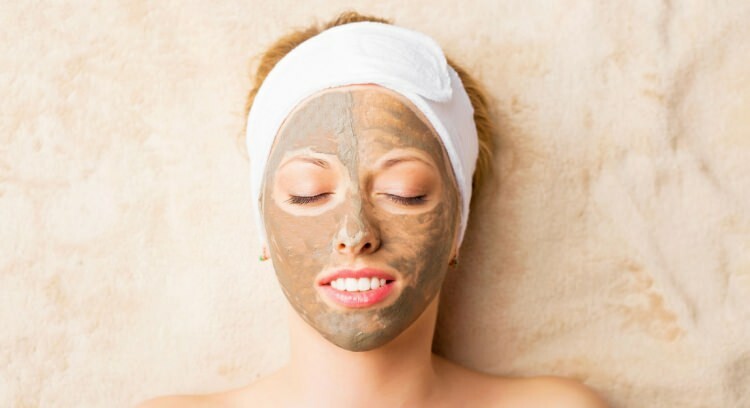 Για να καθαρίσετε σωστά το δέρμα: Εφαρμόστε μια μάσκα αργίλου