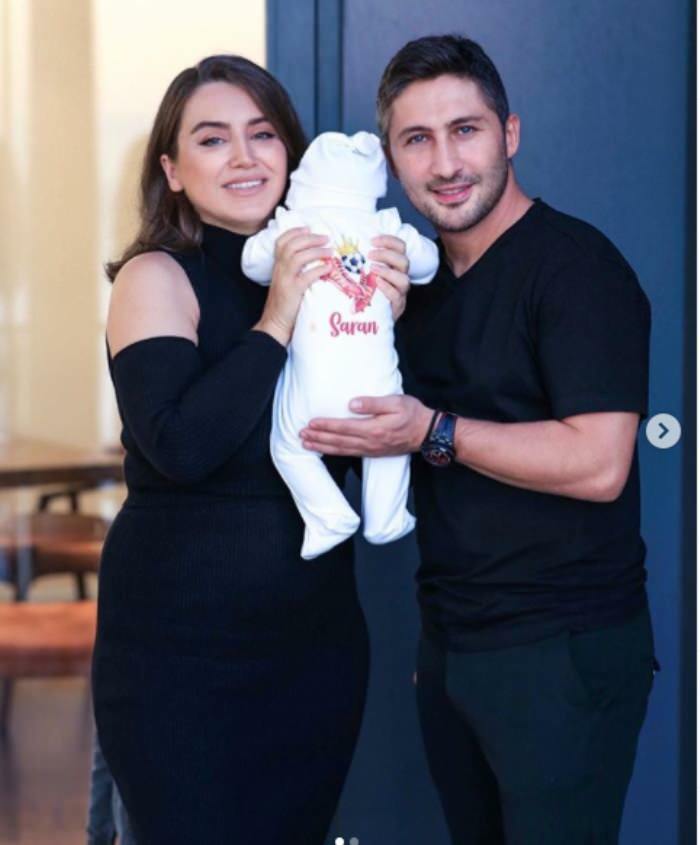 Το ζευγάρι Yağmur-Sabri Sarıoğlu έδειξε για πρώτη φορά τα πρόσωπα των μωρών τους