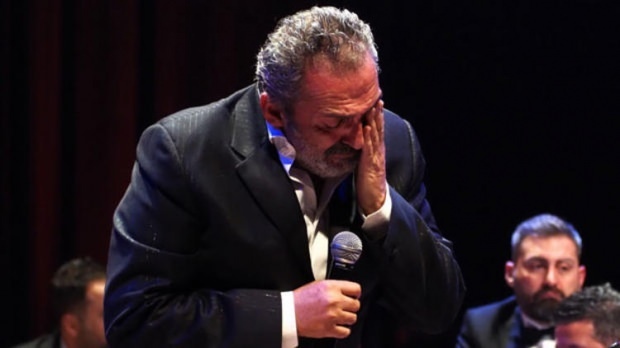 Ο Yavuz Bingöl δεν μπόρεσε να ελέγξει τα δάκρυά του στη σκηνή