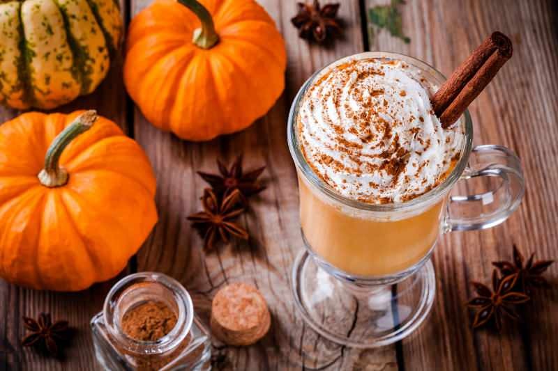 Πώς να φτιάξετε κολοκύθα Spice Latte Τι υπάρχει στο Pumpkin Spice Latte;