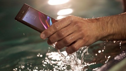 Τι πρέπει να κάνετε με το τηλέφωνο πέφτοντας στο νερό;