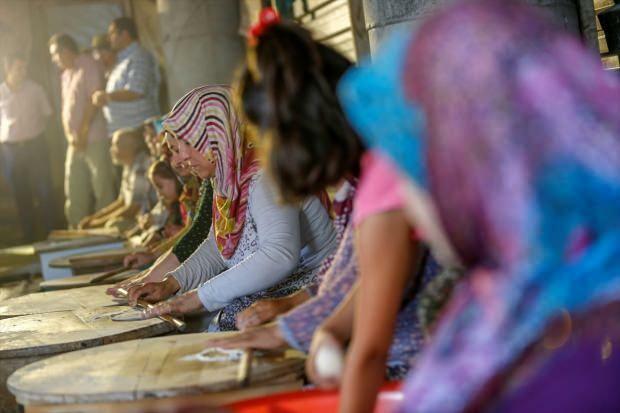 70 γυναίκες από την Αττάλεια πωλούν τηγανίτες και κάνουν τζαμιά