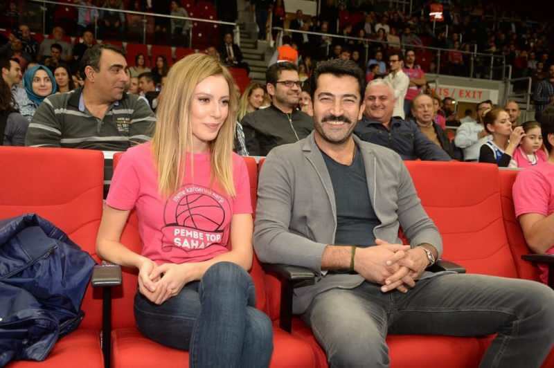 Από το ροζ καλάθι που παρακολούθησαν ο Sinem Kobal και η σύζυγός του Kenan Imirzalıoğlu 