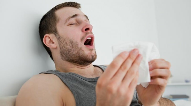 Είναι το φτέρνισμα σημάδι κορώνας; Συμπτώματα αλλεργίας και κοροναϊού