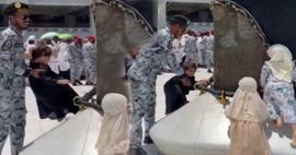 Ο φρουρός του Masjid al-Haram ήρθε να βοηθήσει! Ενώ οι μικροί υποψήφιοι προσκυνητές προσπαθούν να αγγίξουν την Κάαμπα...
