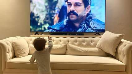 Ο Burak Özçivit μοιράστηκε τον γιο του για πρώτη φορά! Όταν ο Karan Özçivit είδε τον πατέρα του στην τηλεόραση ...