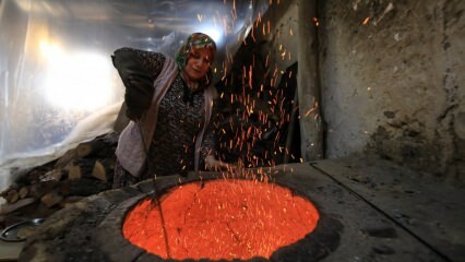 Η θεία Fatma κερδίζει το ψωμί της σε φωτιά tandoor
