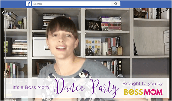 Αυτό είναι ένα στιγμιότυπο οθόνης της Dana Malstaff που χορεύει σε ένα βίντεο στο Facebook που δημιούργησε για να γιορτάσει ένα ορόσημο στην ομάδα της στο Facebook. Η Ντάνα είναι μια λευκή γυναίκα που απεικονίζεται από το στήθος μπροστά από μια λευκή βιβλιοθήκη με βιβλία και λευκά κουτιά αρχείων. Τα μαλλιά της είναι σκούρα καστανά με κτυπήματα και τα υπόλοιπα τραβιούνται πίσω σε μια αλογοουρά. Ένα πανό στο κάτω μέρος του βίντεο αναφέρει, "Είναι ένα Boss Mom Dance Party που σας έφερε ο Boss Mom."