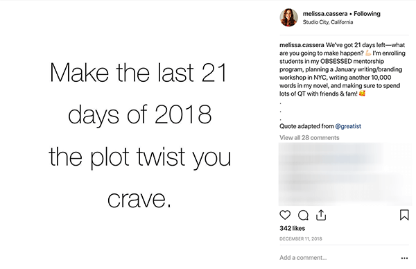 Αυτό είναι ένα στιγμιότυπο οθόνης μιας ανάρτησης Instagram από τη Melissa Cassera. Έχει λευκό φόντο και λέει με μαύρα γράμματα, «Κάνε τις τελευταίες 21 ημέρες του 2018 το οικόπεδο που στρίβεις.»