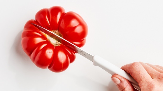 Πώς να ξεφλουδίσετε τη φλούδα ντομάτας με την πιο εύκολη μέθοδο