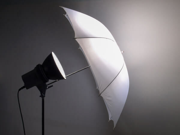 Μια ομπρέλα φωτογραφιών βοηθά στη δημιουργία απαλού, κολακευτικού φωτός για τα βίντεό σας.