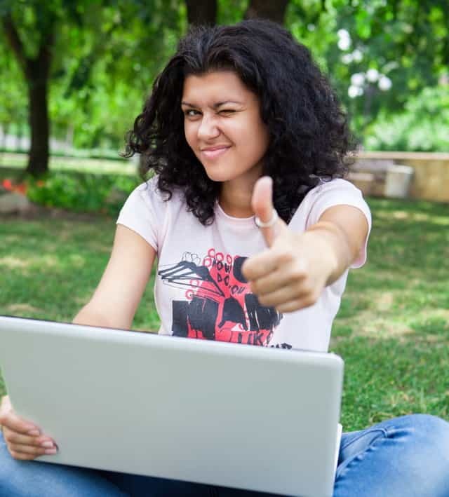 Κορίτσι με φορητό υπολογιστή στο πάρκο