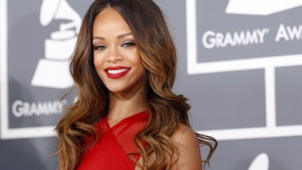 Σε απευθείας σύνδεση μάθημα ιππασίας κόκκινου κραγιόν από τη Rihanna