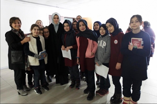 Η Esra Albayrak στην τελετή απονομής εμβληματικών έργων για τα κορίτσια Visionary Goals for Girls!