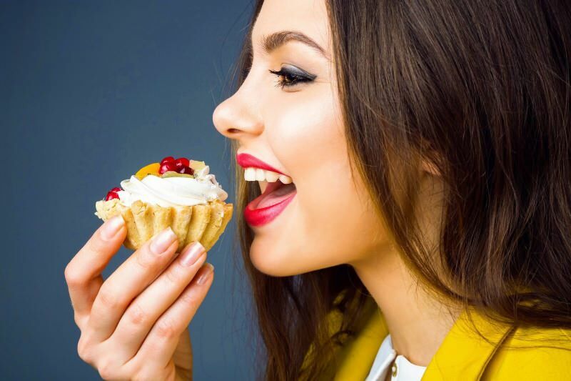Το γλυκό φαγητό προσθέτει βάρος; Μπορείτε να φάτε επιδόρπιο στη διατροφή;