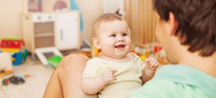Σε πολλές γλώσσες, το μωρό μπορεί να μιλήσει αργά