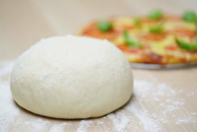 Πώς παρασκευάζεται η ζύμη πίτσας; Το κόλπο να φτιάξετε αυθεντική ζύμη πίτσας