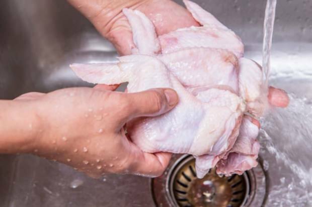 Πώς πρέπει να καθαρίζεται το κοτόπουλο;