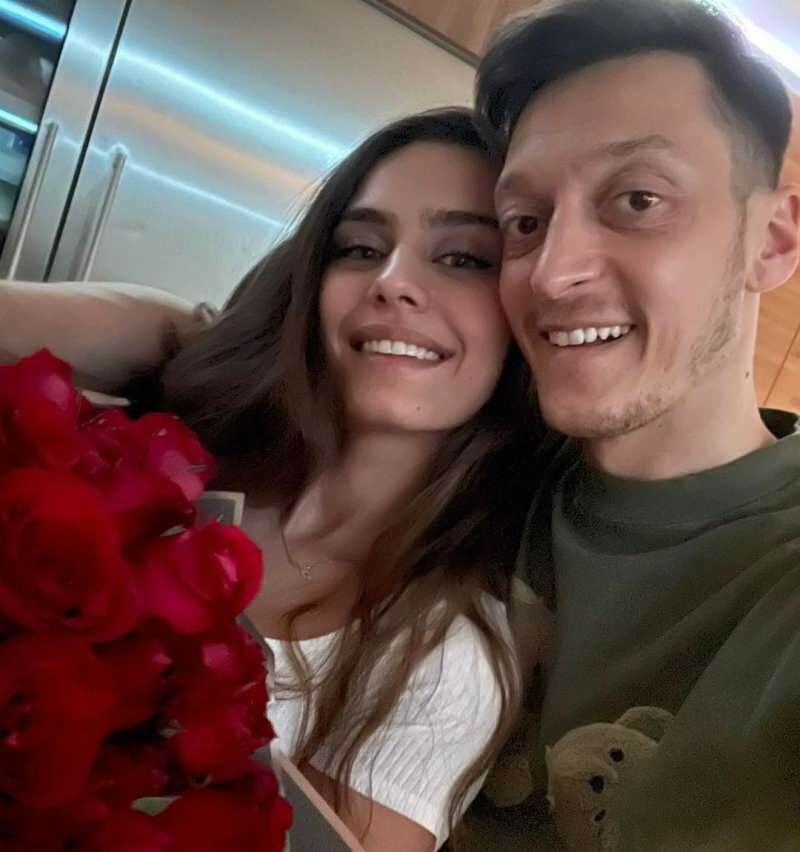 Ένα ρομαντικό μήνυμα από τον Mesut Özil προς τη σύζυγό του, Amine Gülşe: "Επειδή είσαι πάντα μαζί μου ..."