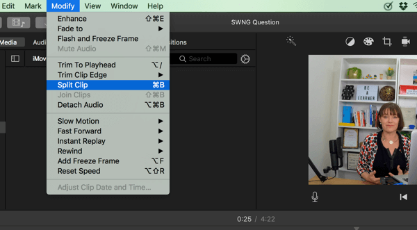 Στο iMovie, χωρίστε το βίντεό σας σε τμήματα επιλέγοντας Τροποποίηση> Διαχωρισμός κλιπ.