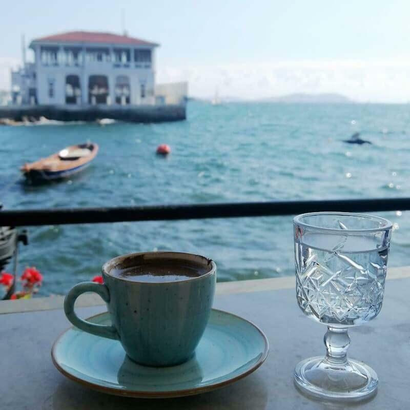 Απολαμβάνοντας τον τουρκικό καφέ Gardens Of Garbo 