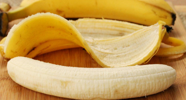 Σκεφτείτε ξανά πριν το πετάξετε! Οφέλη της φλούδας μπανάνας