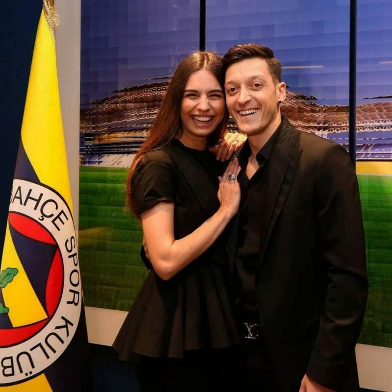 Η Amine Gülşe γιόρτασε την ημέρα του πατέρα του συζύγου της Mesut Özil