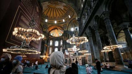 Χαρά του Ραμαζανιού μετά από 87 χρόνια στο Τζαμί Hagia Sophia-i Kebir Şerifi
