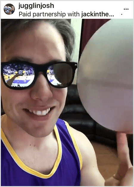 Ο Josh Horton δημοσιεύει μια φωτογραφία για μια καμπάνια με τον Jack in the Box και τους LA Lakers. Ο Josh φοράει γυαλιά ηλίου με καθρέφτη και φανέλα Lakers και χαμογελά για την κάμερα ενώ περιστρέφει μια μπάλα.