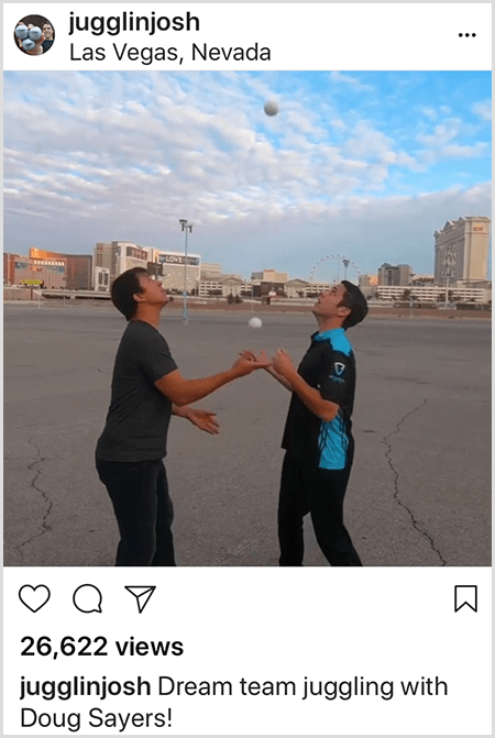 Μια φωτογραφία του Josh Horton Instagram συνεργασίας με τον Doug Sayers. Η κορυφή της ανάρτησης εντοπίζει τη φωτογραφία στο Λας Βέγκας της Νεβάδας. Δύο λευκοί άντρες στέκονται σε μια κενή παρτίδα απέναντι, κοιτάζοντας τις μπάλες που κάνουν ζογκλέρ.