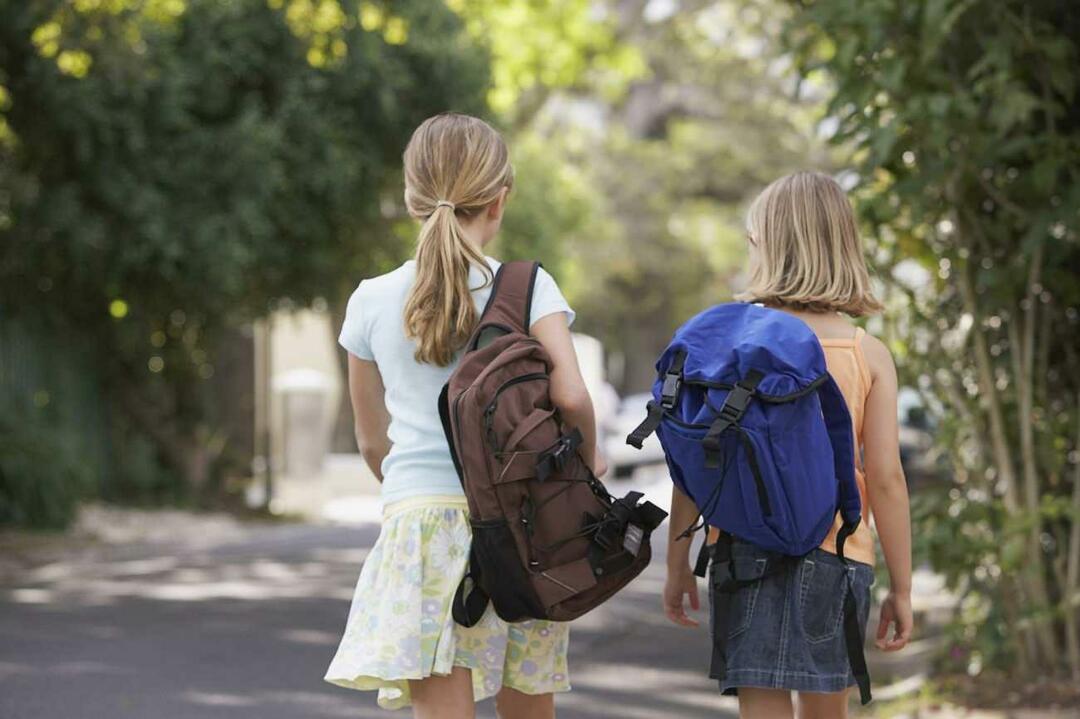 Πώς να μεταφέρετε μια σχολική τσάντα
