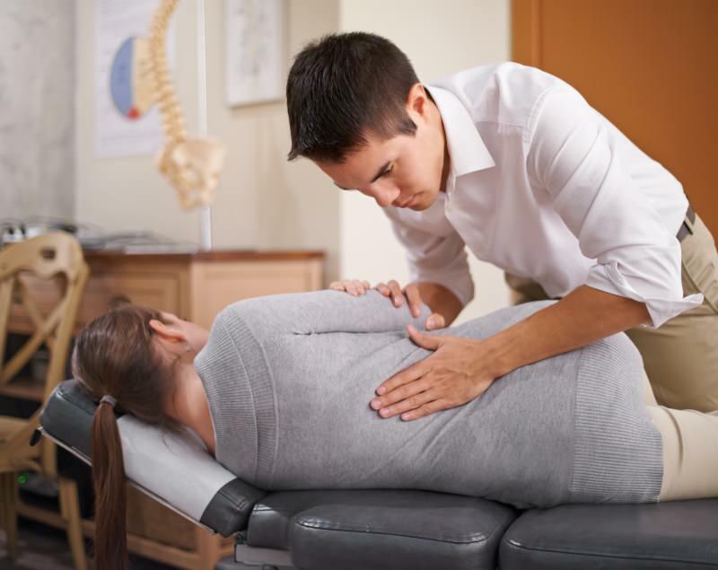 Τι είναι η χειροπρακτική θεραπεία; Για ποιους ασθενείς εφαρμόζεται χειροπρακτική θεραπεία;