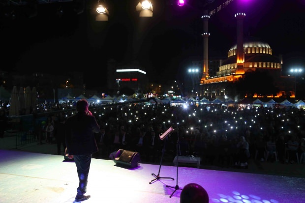 Ο Βόσνιος καλλιτέχνης Zeyd Şoto και Eşref Ziya Terzi έδωσαν μια συναυλία στο Bağcılar 