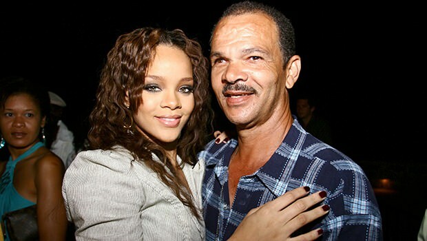 Η Rihanna απλώνει το χέρι βοηθώντας τον πατέρα της που είχε πιαστεί σε coronavirus