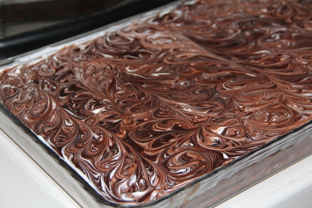 Πώς να φτιάξετε το πιο εύκολο κέικ που κλαίει; Συνταγή κέικ με νόστιμη σάλτσα σοκολάτας