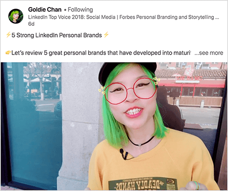 Αυτό είναι ένα στιγμιότυπο οθόνης της Goldie Chan που μοιράζεται ένα βίντεο με μια σαφή απογείωση. Το κείμενο πάνω από το βίντεο λέει "5 Ισχυρές προσωπικές μάρκες LinkedIn Ας δούμε 5 υπέροχες προσωπικές μάρκες που έχουν εξελιχθεί σε ώριμο.. . δείτε περισσότερα". Στην εικόνα βίντεο, η Goldie εμφανίζεται από το στήθος προς τα πάνω. Είναι ασιατική γυναίκα με πράσινα μαλλιά. Φορά μακιγιάζ, μαύρο κολιέ τσόκερ και κίτρινο πουκάμισο. Ένα φίλτρο βίντεο μοιάζει να φορά κόκκινα γυαλιά σκιαγραφημένα με μαρκαδόρο.