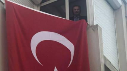 Ο Orhan Gencebay διάβασε τον Εθνικό Ύμνο από το παράθυρο του σπιτιού του