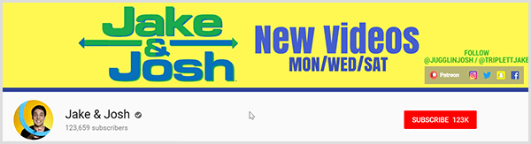 Η σελίδα καναλιού Jake και Josh YouTube έχει κίτρινο φόντο και το κείμενο Jake με πράσινο πάνω από τον Josh με μπλε χρώμα. Το κείμενο New Videos Mon Wed Sat εμφανίζεται στα δεξιά μαζί με τις λαβές Instagram, Twitter, Snapchat και Facebook.
