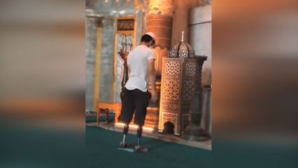 Ο νεαρός προσεύχεται με τα προσθετικά πόδια του στο Τζαμί της Αγίας Σοφίας!
