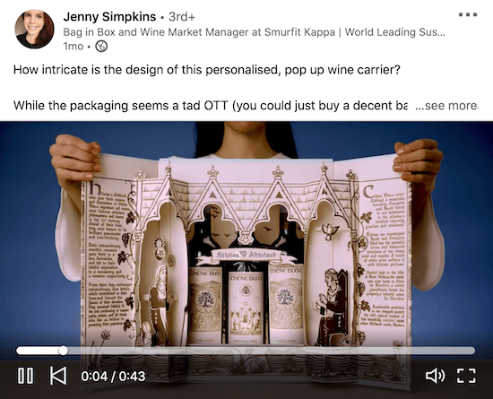 παράδειγμα βίντεο Linkedin από τον Jenny Simpkins που δείχνει πώς να χρησιμοποιήσετε την ενσωματωμένη λεπτομερή συσκευασία ενός πακέτου κρασιού για να εντυπωσιάσετε