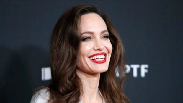 Η Angelina Jolie ανακοίνωσε ότι ήθελε να είναι ο διευθυντής κηδειών!