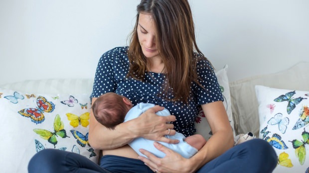 Μπορούν οι γρίπης μητέρες να θηλάσουν το μωρό τους; Κανόνες θηλασμού της μητέρας της γρίπης