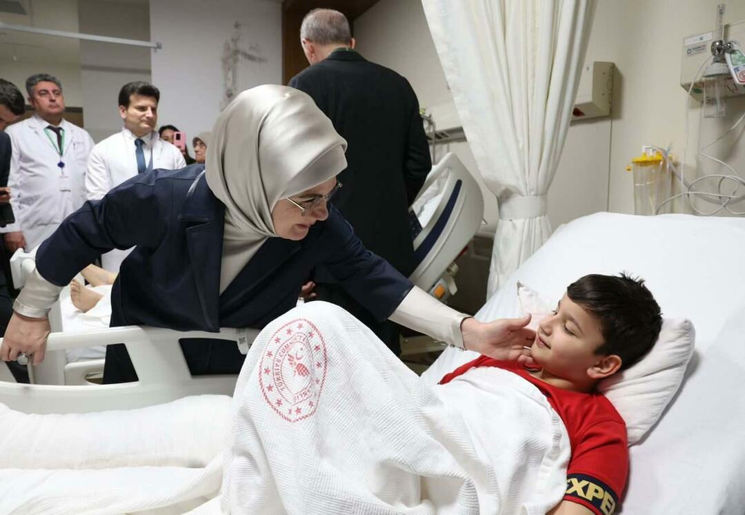 Ο Πρόεδρος Ερντογάν και η σύζυγός του Εμινέ Ερντογάν επισκέφθηκαν τους σεισμόπληκτους
